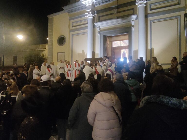 Arzano Grande partecipazione per la via Crucis