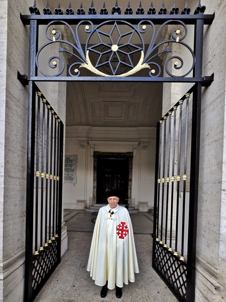 Pasquale Lanzillo, arzanese doc, è stato ordinato Cavaliere del Santo Sepolcro di Gerusalemme.