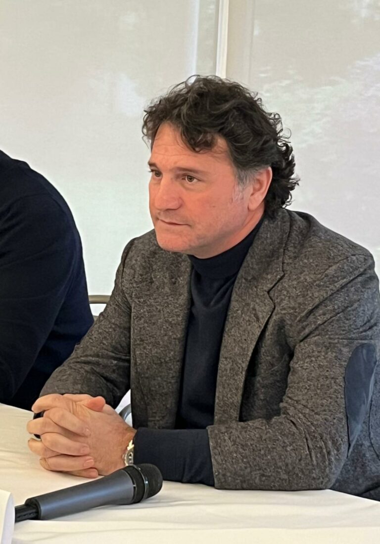 Arzano, Arriva una buona notizia. Martedì a Roma,  la sindaca Cinzia  Aruta e il dirigente dell’ ufficio tecnico Gianfranco Marino firmeranno il Finanziamento di un milione e settecento mila  euro per la ristrutturazione dello Stadio De Rosa.  E’ fatta!