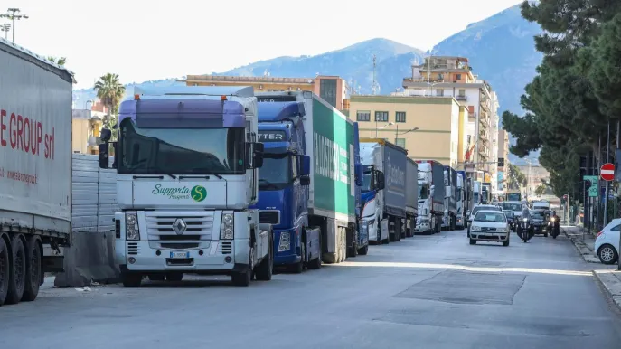 Campania, Oggi, con l’avvio della protesta degli autotrasportatori, il rischio è che il problema assuma dimensioni ancora più gravi.