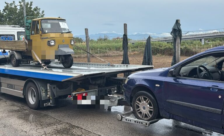 Casoria, stretta sui reati ambientali: due denunce e due veicoli sequestrati per trasporto illecito di rifiuti. Controlli serali della Polizia Locale coordinati dal comandante, colonnello Pasquale Pugliese. Sui mezzi trasportati numerosi rifiuti ingombranti ed elettrodomestici. Prosegue il piano di vigilanza voluto dall’Amministrazione comunale per contrastare gli illeciti ambientali.